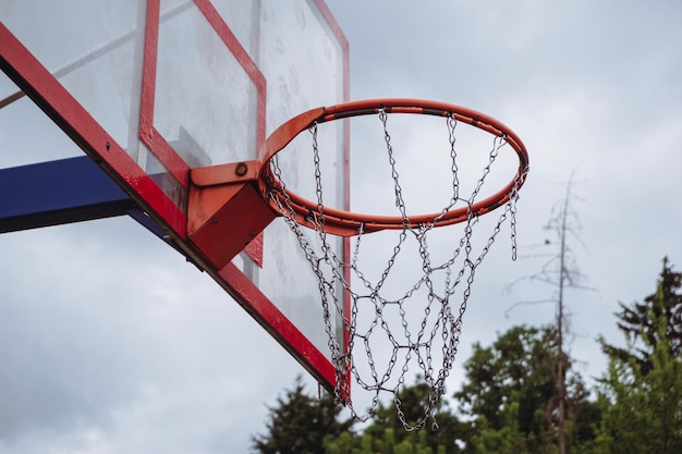 Primo piano dell'anello del tabellone di pallacanestro, campo da basket.