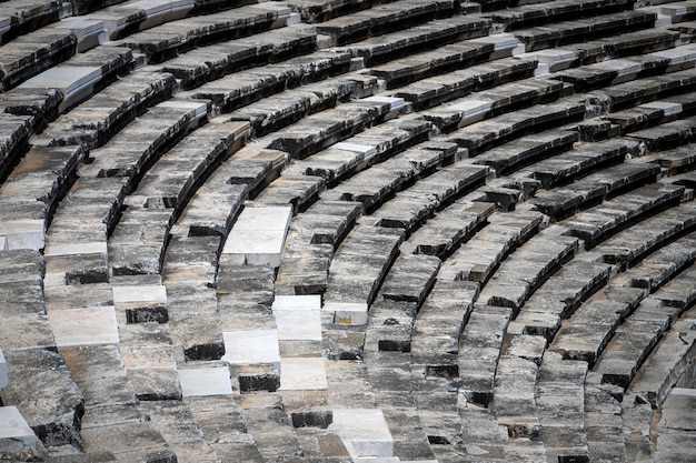 Primo piano dell'anfiteatro di Aspendos all'interno in estate con il sole, Turchia, Serik.