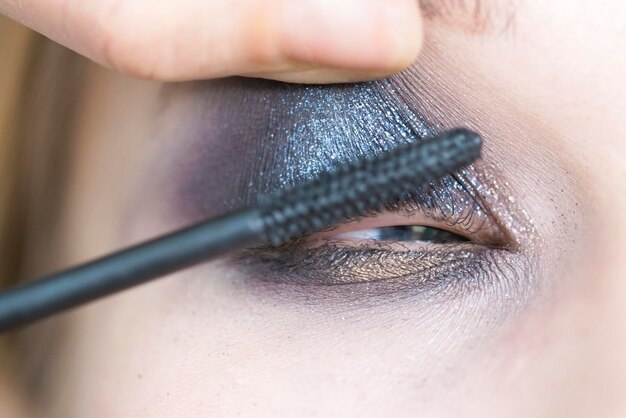 Primo piano dell'applicazione del mascara per il trucco degli occhi