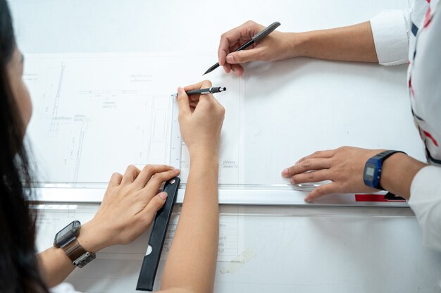 Primo piano dell'architetto che attinge al progetto architettonico Design Working on Blueprint Planning Concept.