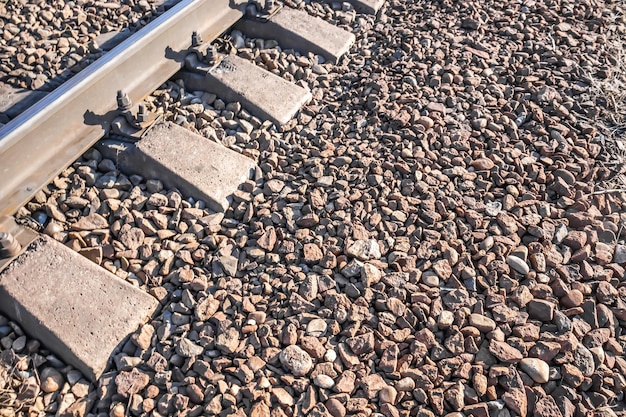 Primo piano dell'argine ferroviario di granito schiacciato