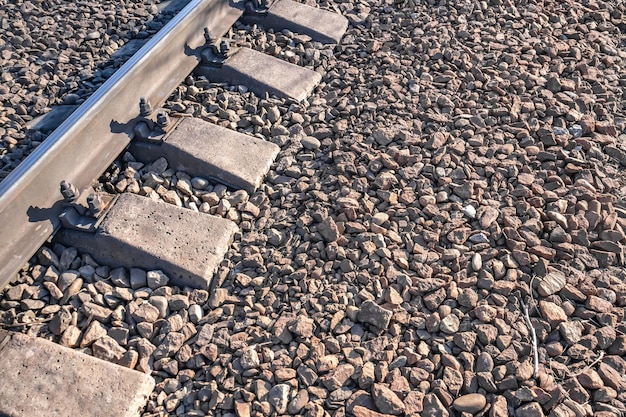 Primo piano dell'argine ferroviario di granito schiacciato