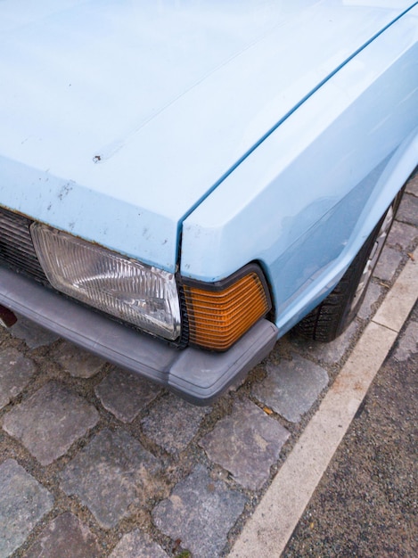 Primo piano dell'auto contro il cielo