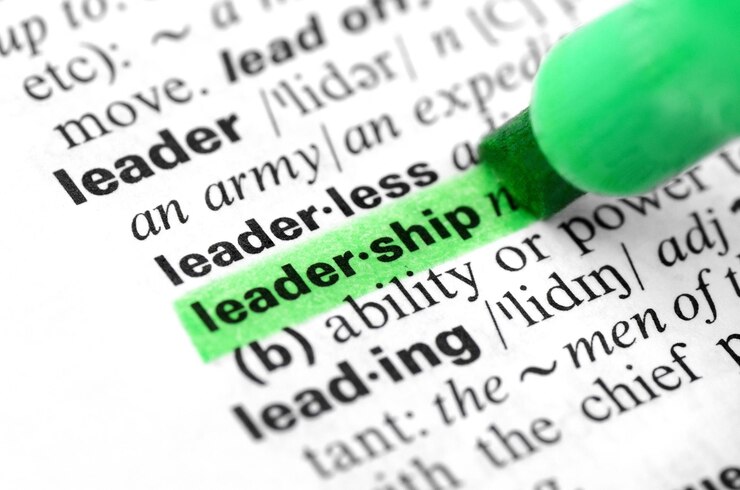 Foto primo piano dell'evidenziazione di una parola specifica leadership in un dizionario