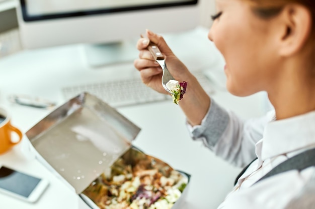 Primo piano dell'imprenditrice che ha pausa pranzo in ufficio