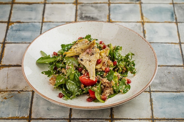 Primo piano dell'insalatiera di verdure fresche Varietà di verdure grigliate in una ciotola sul piatto bianco