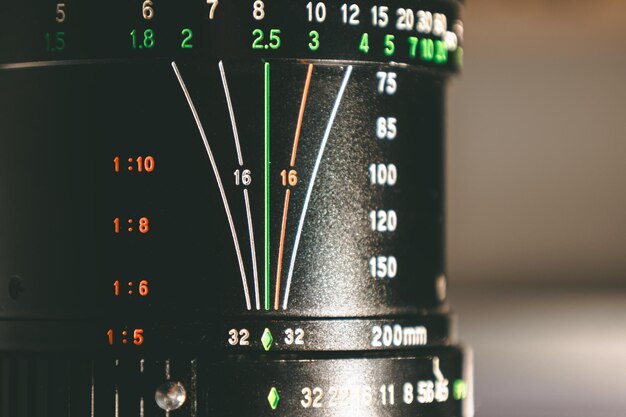 Primo piano dell'obiettivo di messa a fuoco manuale dell'obiettivo della fotocamera vintage con scala di regolazione della distanza