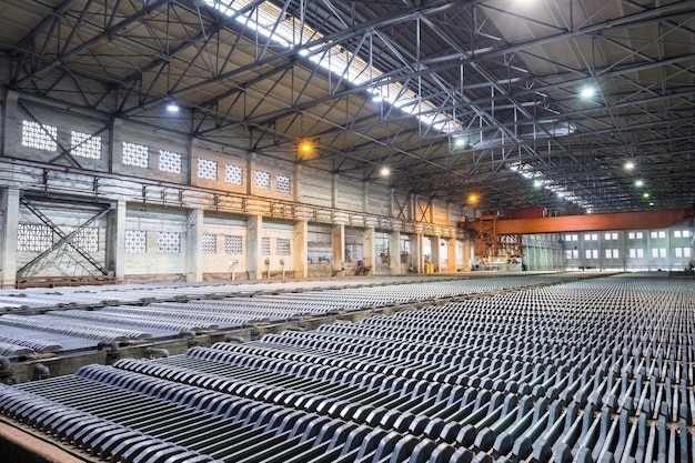 Primo piano dell'officina di elettroestrazione dello zinco in una fonderia di piombo e zinco