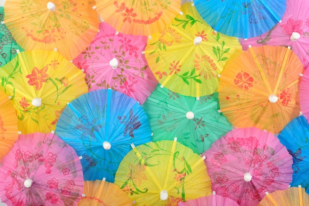 Primo piano dell'ombrello da cocktail di carta colorato come sfondo