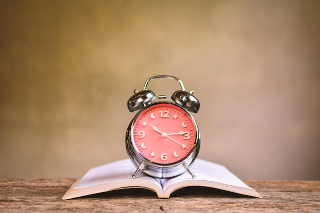 Primo piano dell'orologio sul muro