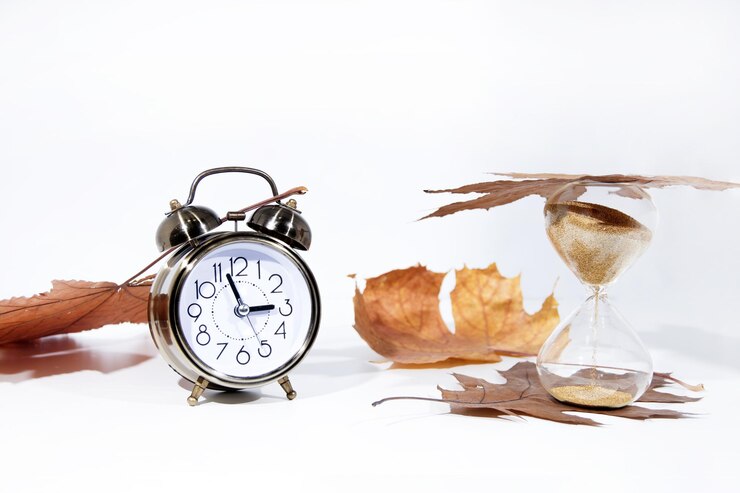 Foto primo piano dell'orologio sul tavolo su sfondo bianco