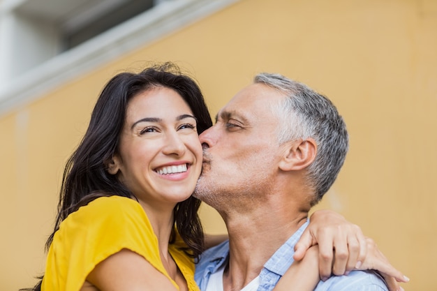 Primo piano dell'uomo che bacia donna felice