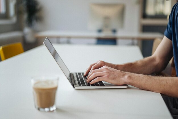 Primo piano dell'uomo che utilizza il computer portatile in ufficio