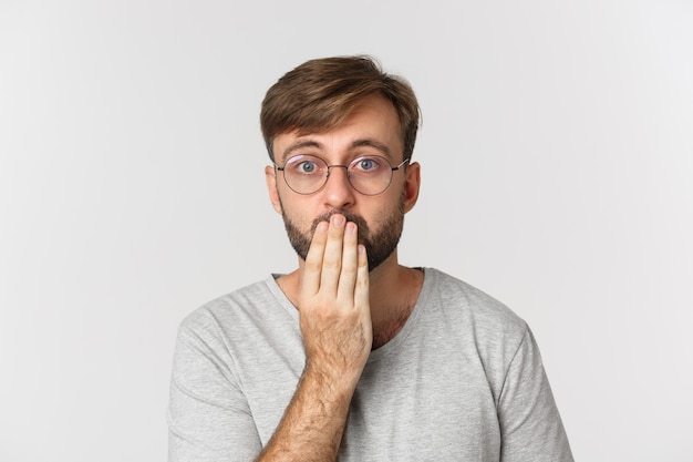 Primo piano dell'uomo sorpreso in bicchieri