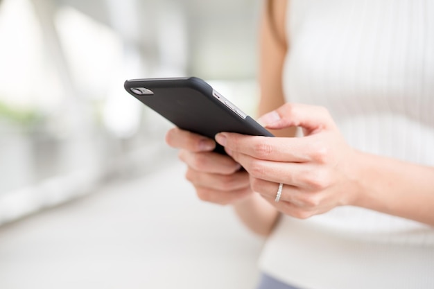 Primo piano dell'uso del cellulare da parte della donna