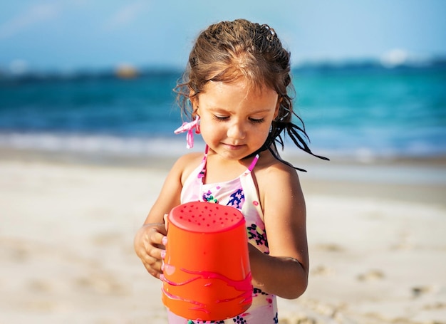 primo piano della bambina in spiaggia