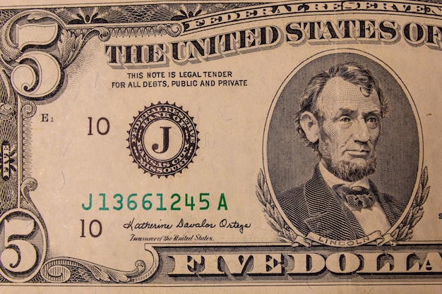 Primo piano della banconota da cinque dollari americani