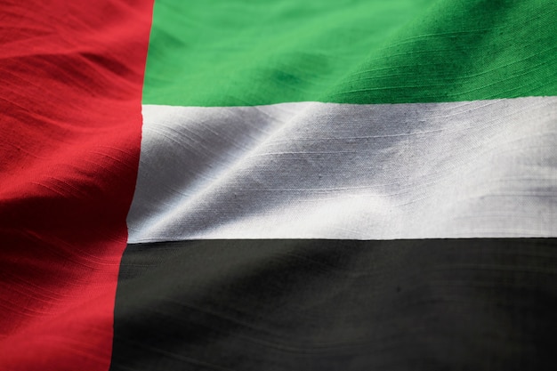 Primo piano della bandiera arruffata degli Emirati Arabi Uniti, bandiera degli Emirati Arabi Uniti che soffia in vento