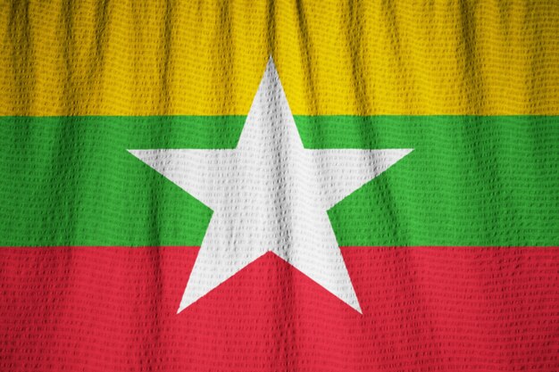 Primo piano della bandiera increspata del Myanmar, bandiera del Myanmar che soffia in vento