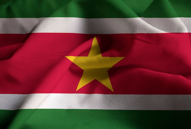 Primo piano della bandiera increspata del Surinam, bandierina del Surinam che salta in vento