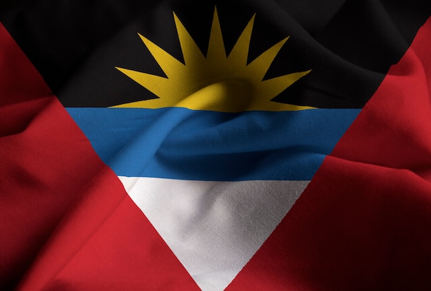 Primo piano della bandiera increspata di Antigua e Barbuda, bandiera dell&#39;Antigua e Barbuda che soffia in vento