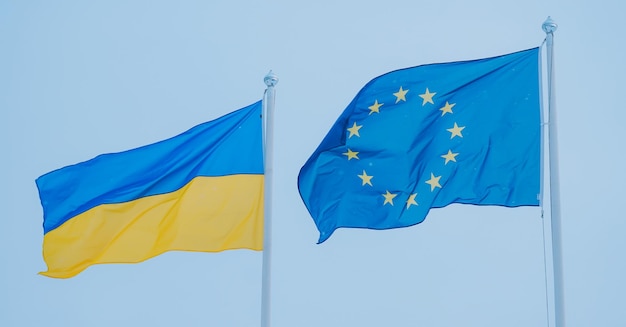 Primo piano della bandiera ucraina e dell'UE