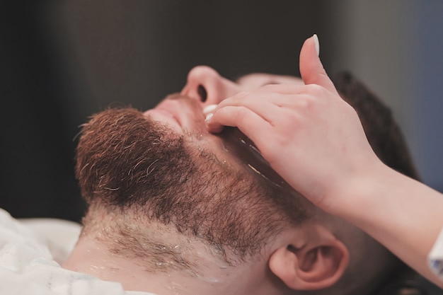 Primo piano della barba di un uomo hipster in un negozio di barbiere