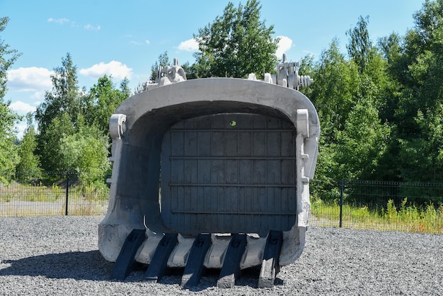 Primo piano della benna dell'attrezzatura mineraria