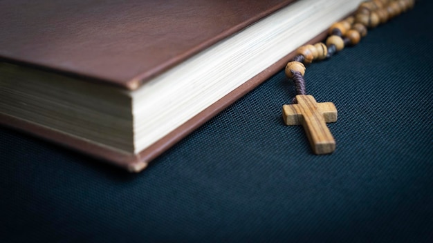 Primo piano della Bibbia e della croce del libro sacro