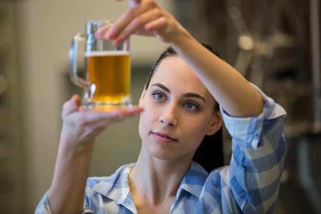 Primo piano della birra femminile di prova del birraio