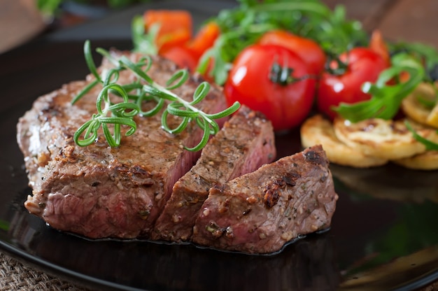 Primo piano della bistecca di manzo arrostita con le verdure