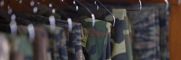 Primo piano della collezione di pantaloni uniformi militari in abiti militari mimetici guardaroba