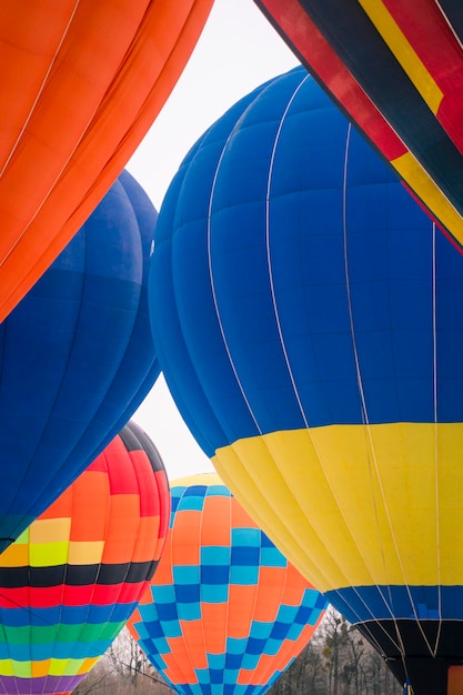 Primo piano della colorata mongolfiera che vola nel cielo