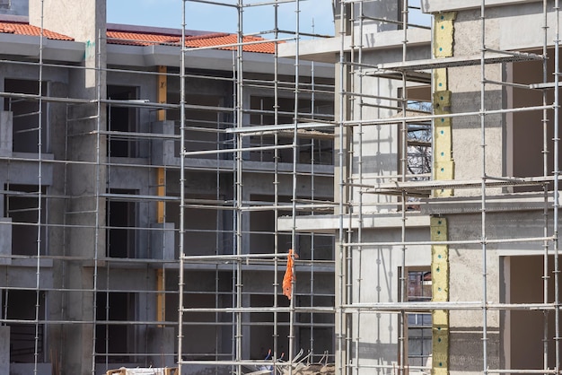 Primo piano della costruzione di un edificio in pietra Costruzione di un nuovo edificio in cassaforma