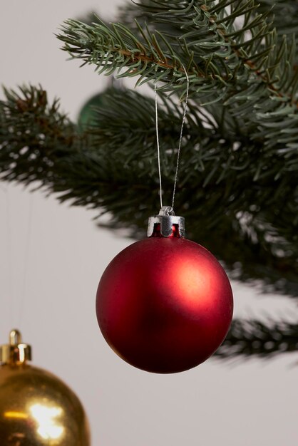 Primo piano della decorazione rossa e degli ornamenti per l'albero di Natale