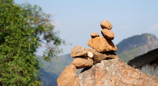 Primo piano della disposizione zen della roccia con lo sfondo della natura