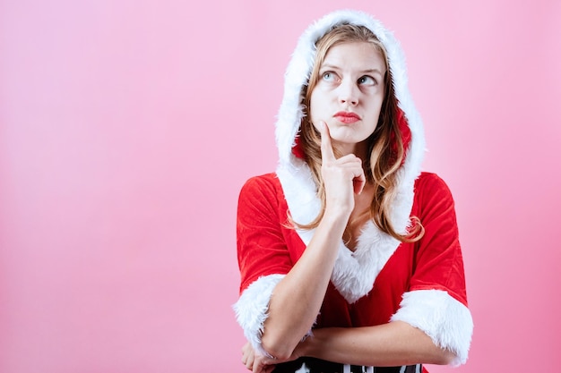 Primo piano della donna caucasica premurosa che indossa i vestiti della Santa che distolgono lo sguardo