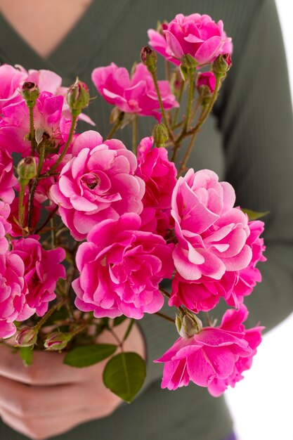 Primo piano della donna con i fiori