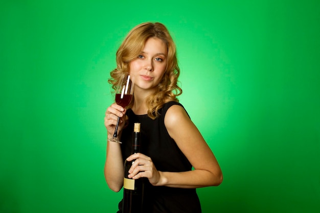 Primo piano della donna con vino rosso di vetro