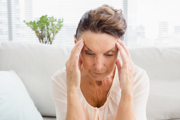 Primo piano della donna irritata che soffre di mal di testa