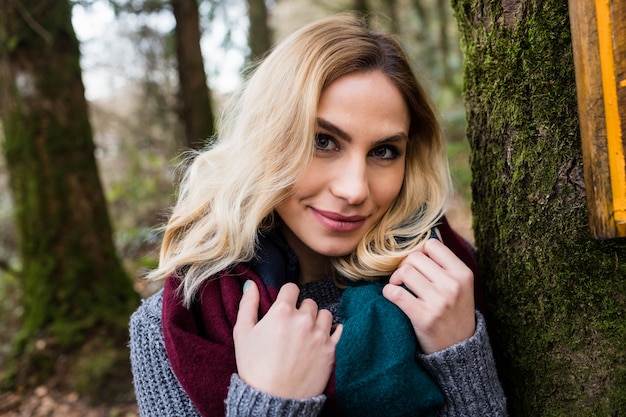 Primo piano della donna sorridente in foresta