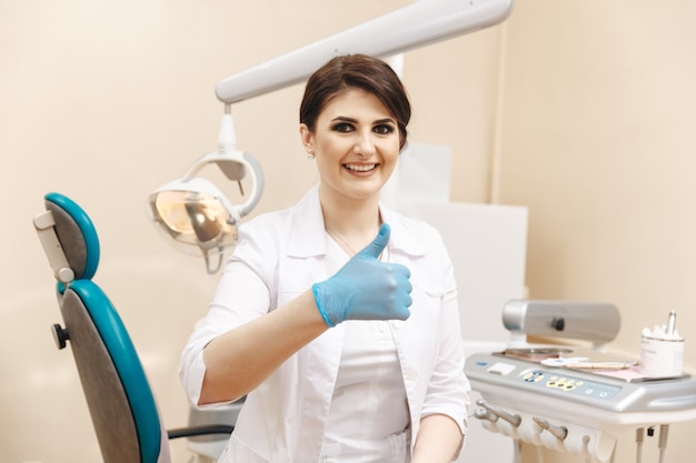 Primo piano della dottoressa nell'armadietto del dentista.