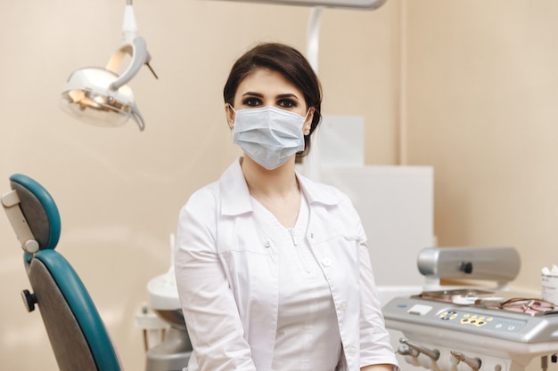 Primo piano della dottoressa nell'armadietto del dentista.