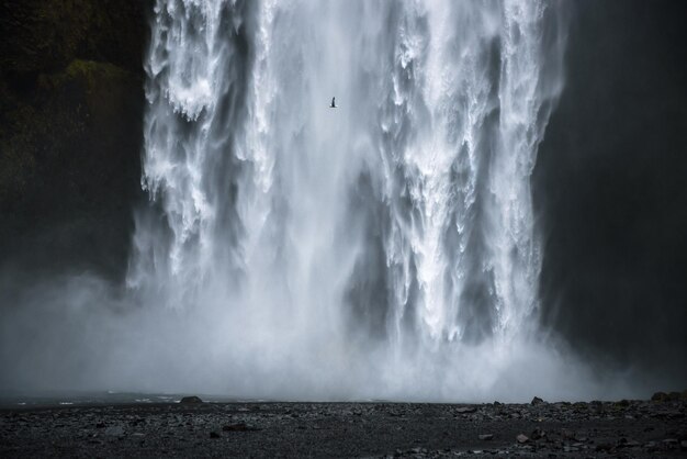 Primo piano della famosa cascata Skogafoss in Islanda