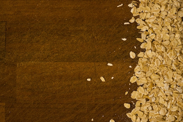 Primo piano della farina d'avena su una superficie di legno.