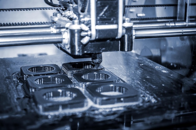 Primo piano della figura di stampa della stampante 3D moderna La stampante 3d tridimensionale automatica esegue la modellazione della plastica in laboratorio Colore grigio blu