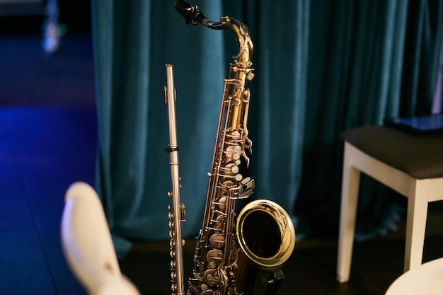 Primo piano della foto dello strumento del sassofono sul palco Il sassofono dorato si erge sul palco