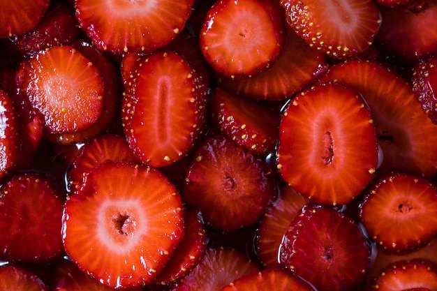 Primo piano della fragola in una casseruola Preparazione della marmellata o della salsa di gelatina di fragole