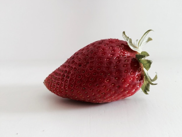 Primo piano della fragola su fondo bianco