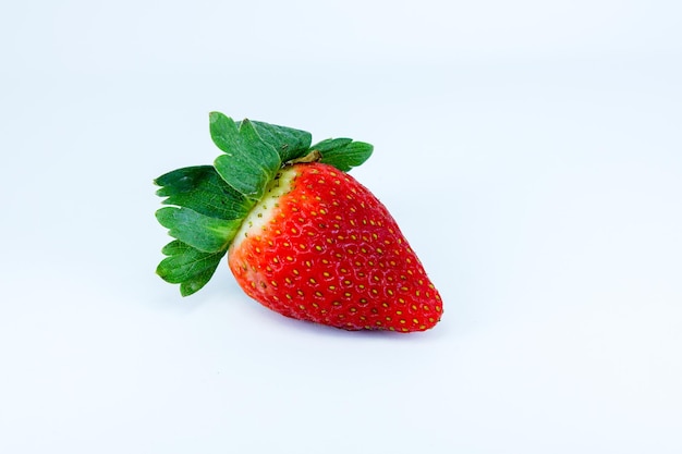 Primo piano della fragola su sfondo bianco